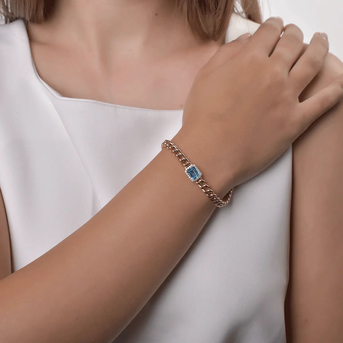 Bratara din aur roz cu topaz albastru rectangular de 1.92ct si diamante de 0.21ct