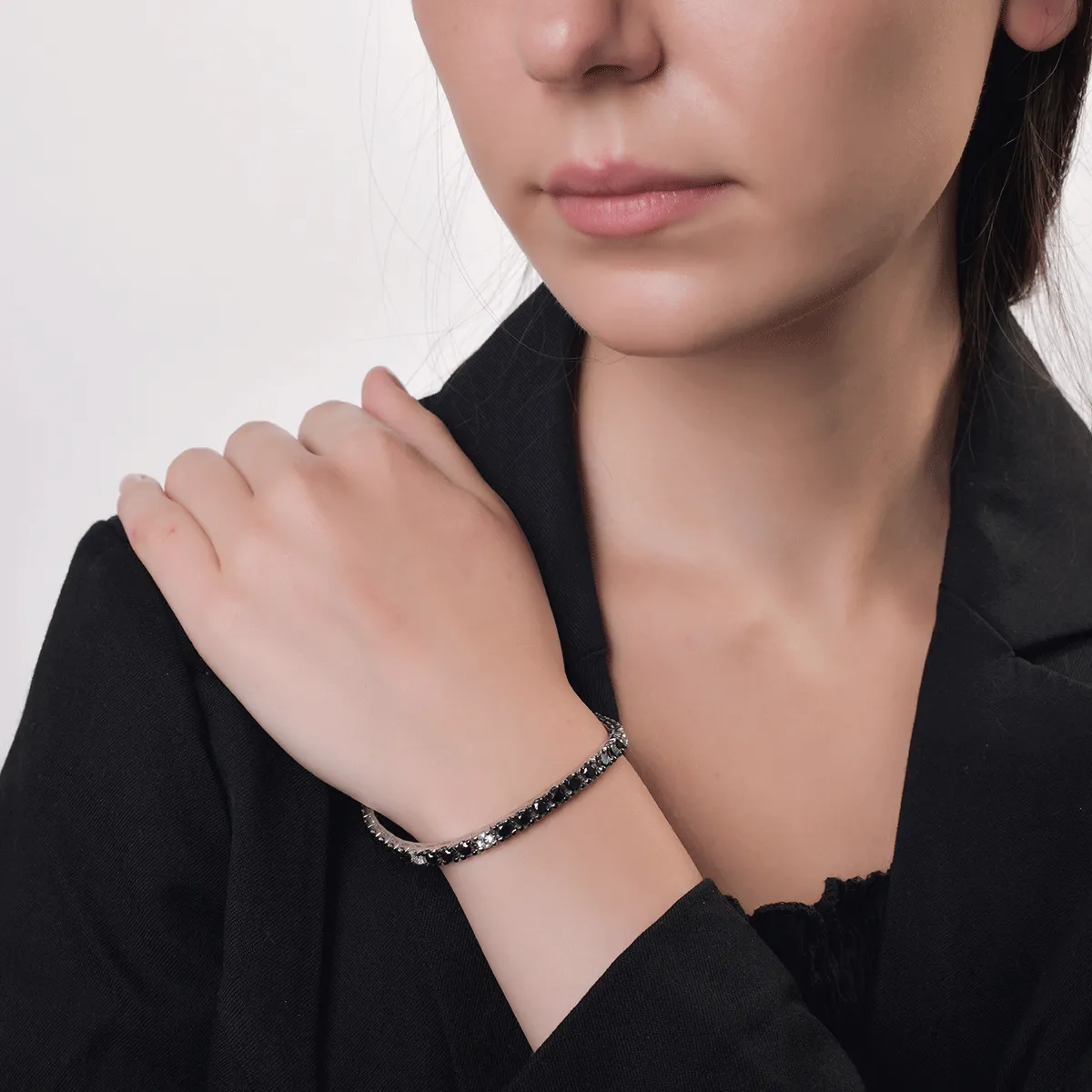 18K white gold tennis bracelet with black diamonds of 7.7ct and clear diamonds of 0.95ct