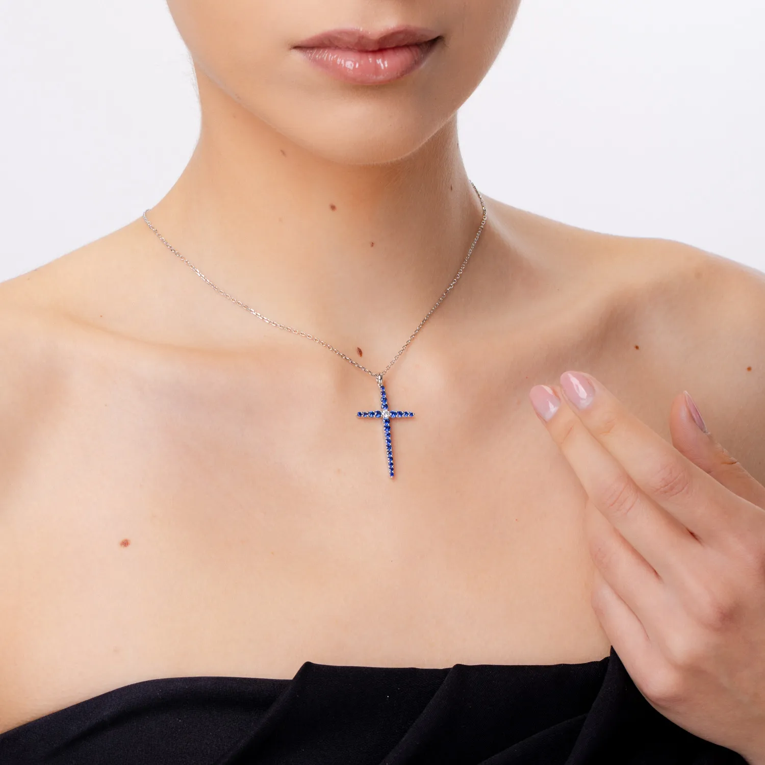 Lant cu pandantiv cruce din aur alb cu safire de 1.1ct si un diamant de 0.09ct