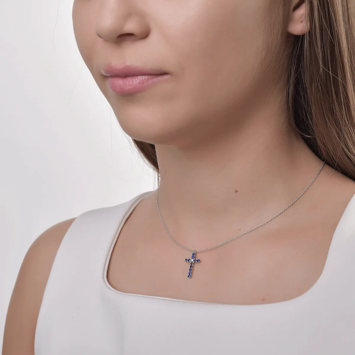 Lant cu pandantiv cruce din aur alb cu safire de 0.42ct si un diamant de 0.04ct
