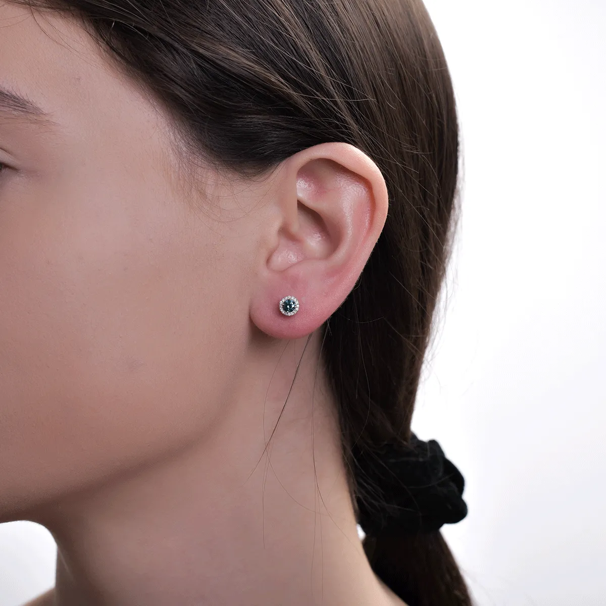 Cercei din aur alb de 18K cu diamante albastre de 0.42ct si diamante de 0.08ct