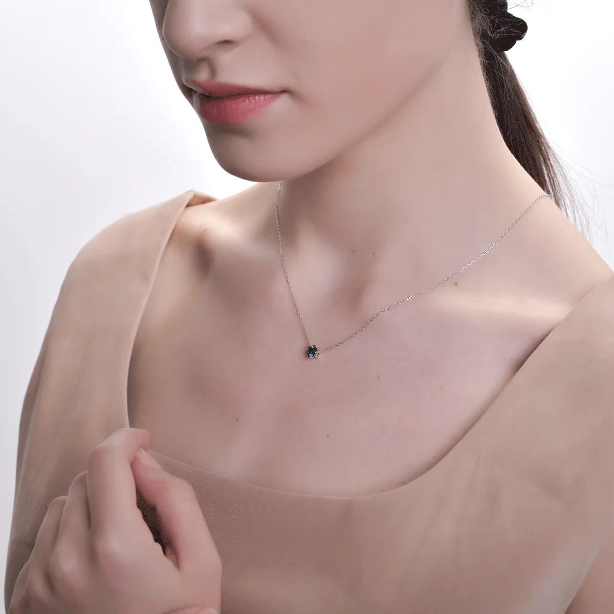 Lant cu pandantiv din aur alb cu diamant albastru de 0.53ct