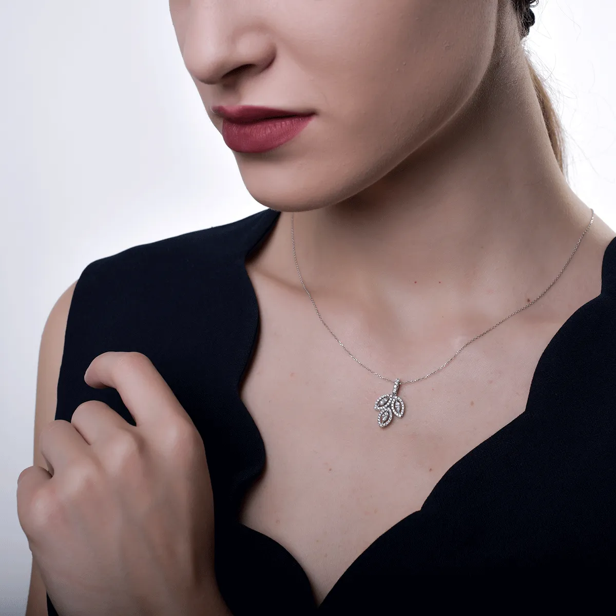 Колие с висулка от 18K бяло злато с диаманти 0.61ct
