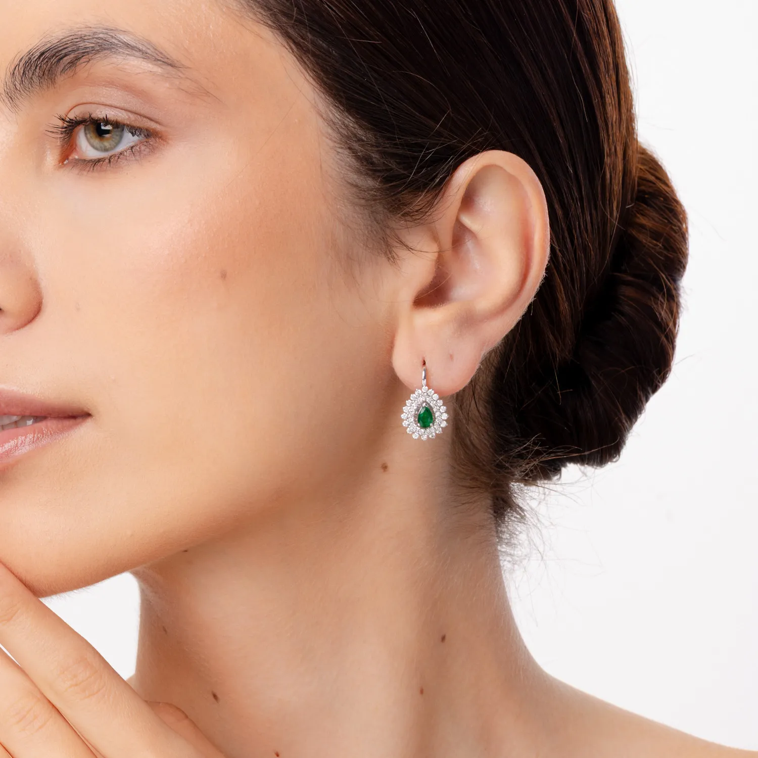Kolczyki z 18K białego złota z 0.5ct szmaragdami i 0.9ct diamentami