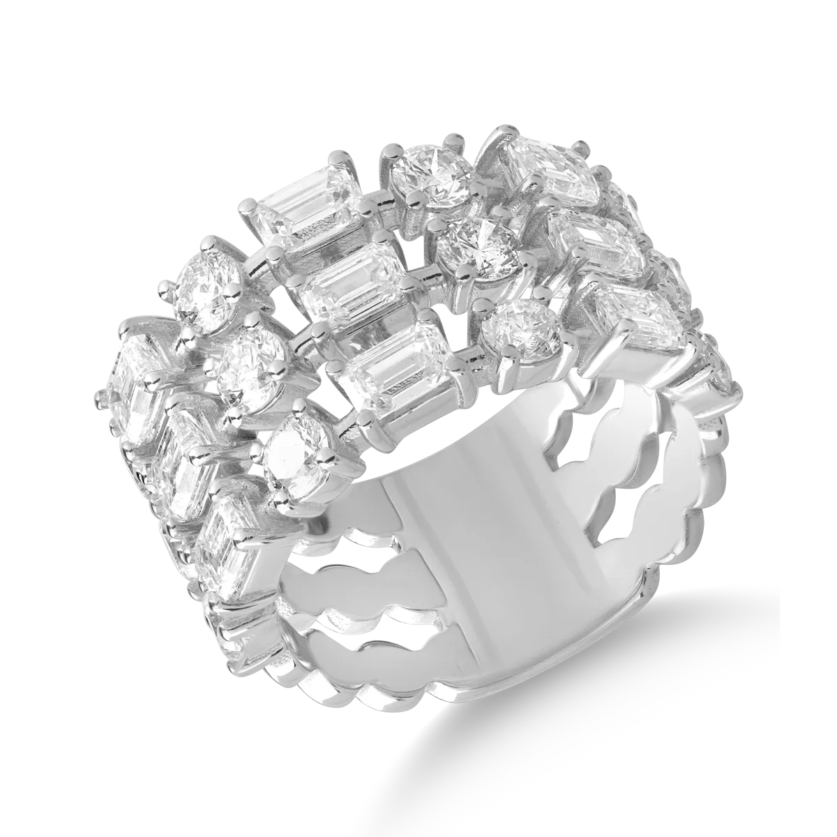 18K white gold ring with 2.37ct diamonds