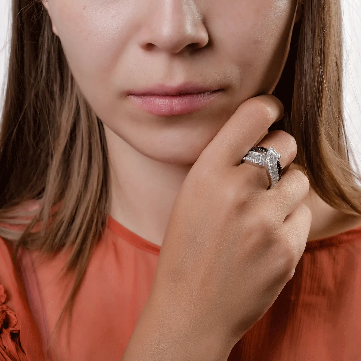 18K white gold ring with 0.75 ct black diamonds and 2.54 ct clear diamonds