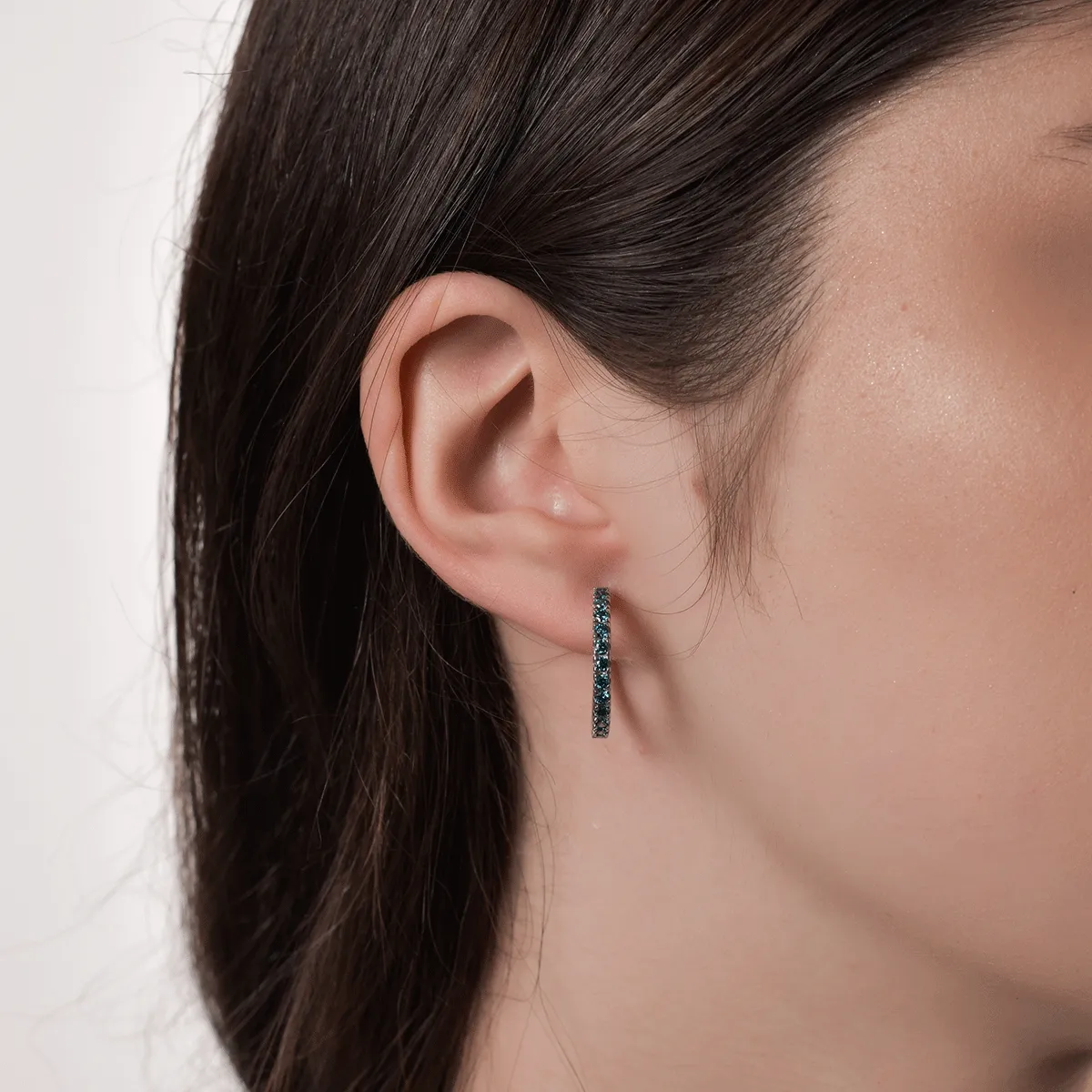 18K white gold earrings with 1.1ct blue diamonds