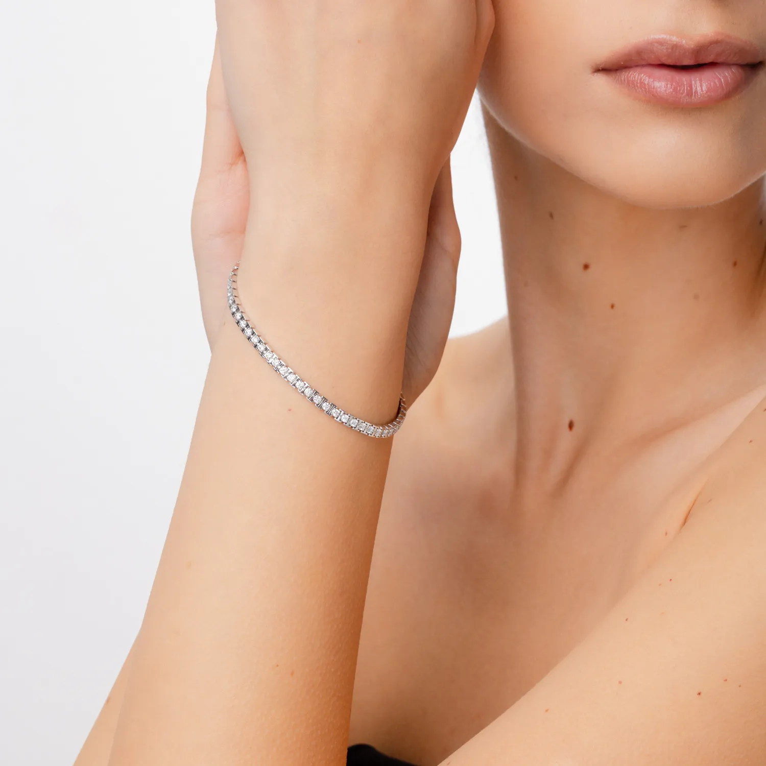 Bransoletka tenisowa z białego 18K złota z 2.06ct diamentami