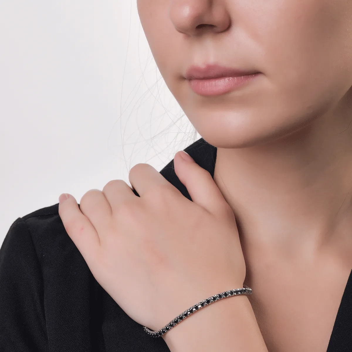 Bratara din aur alb de 18K cu diamante negre de 2.3ct