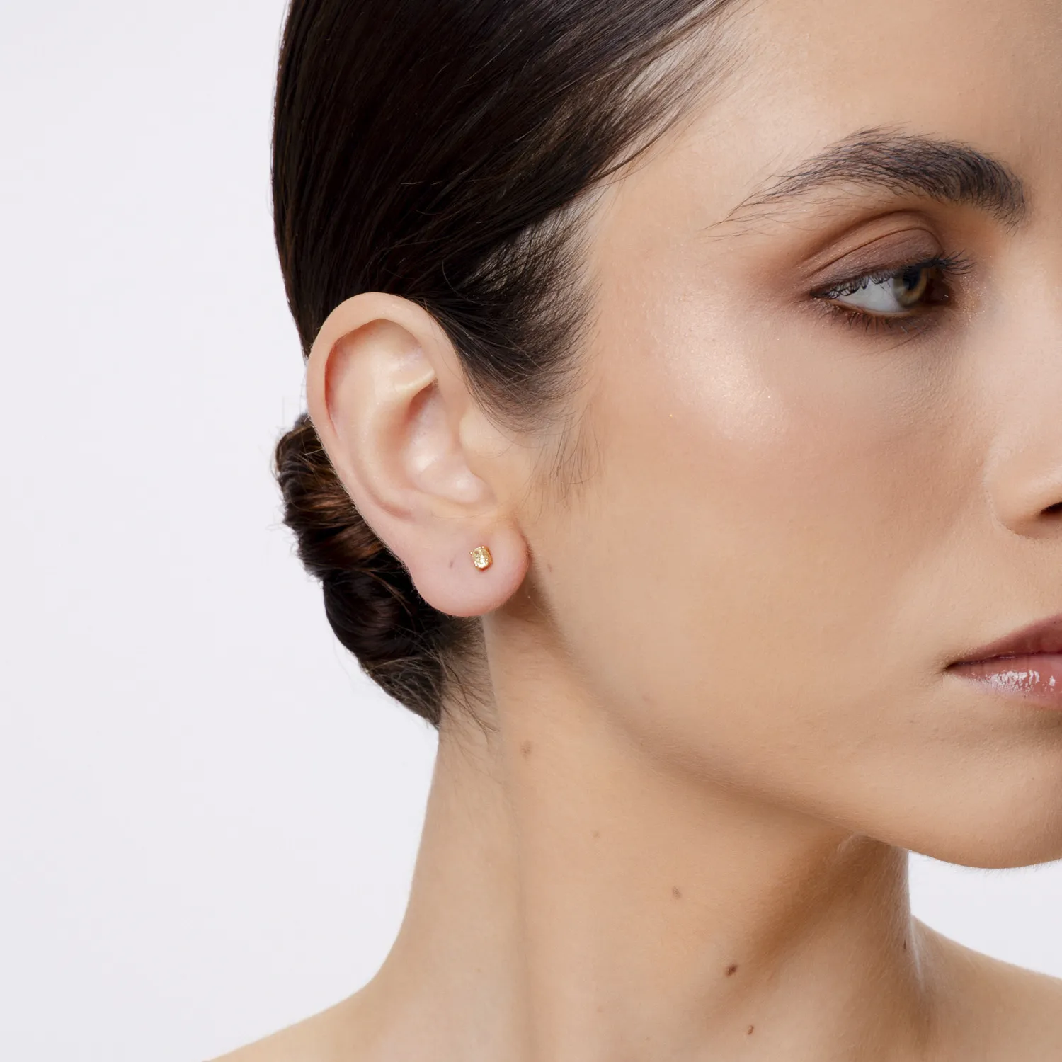 Kolczyki z żółtego 14K złota z kolorowymi diamentami o masie 0.64ct