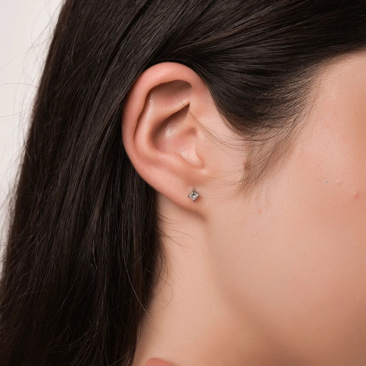 Cercei din aur alb cu diamante de 0.19ct