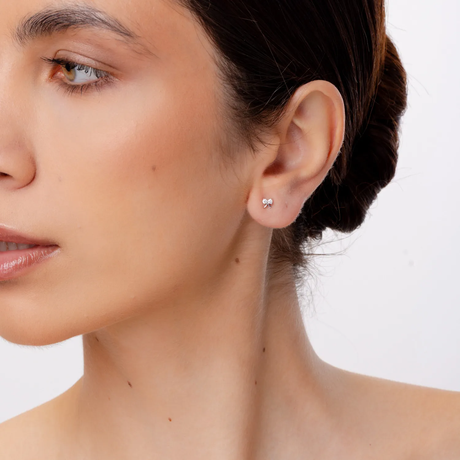 Cercei fundita din aur alb cu diamante de 0.1ct