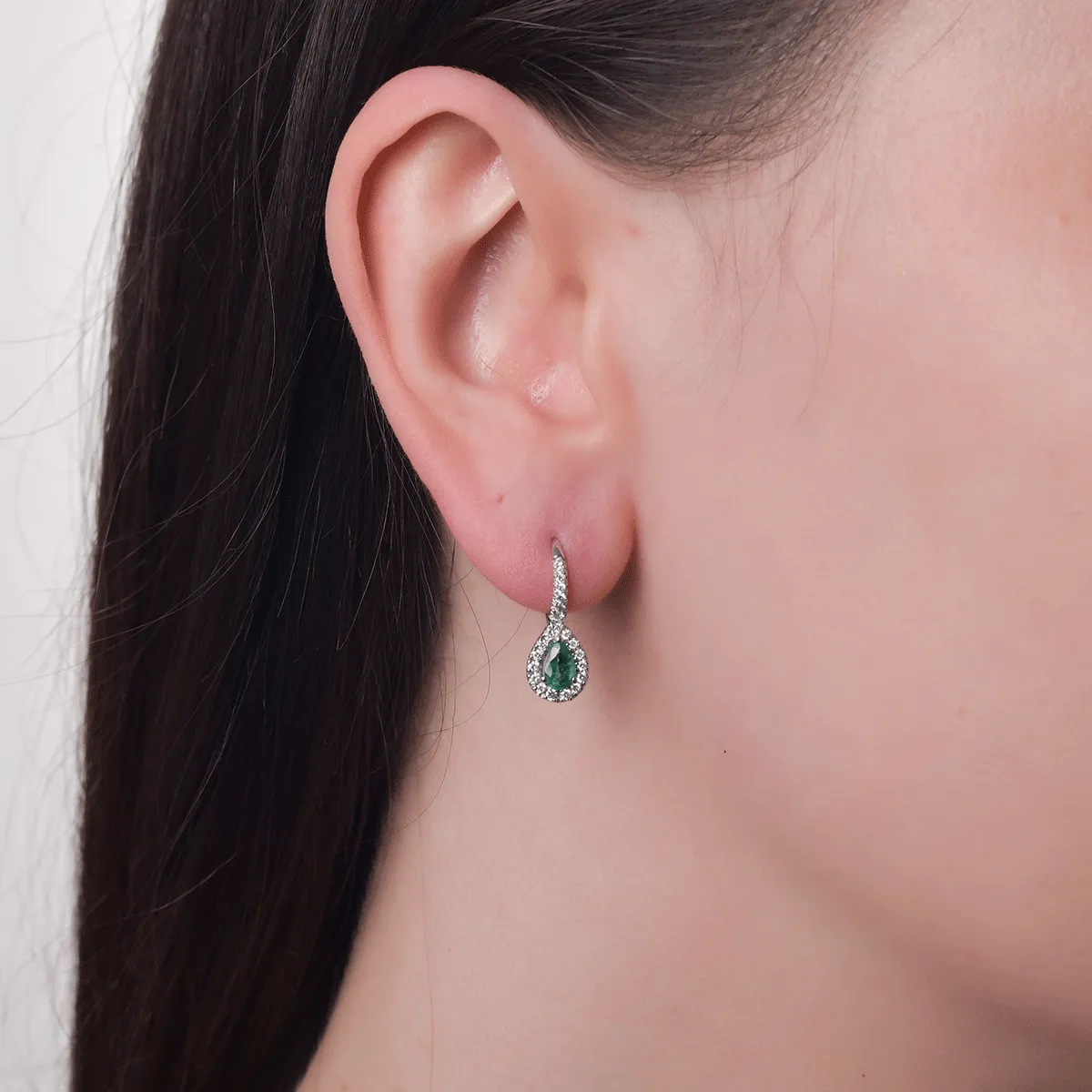 18K white gold earrings with 0.71ct emeralds and 0.36ct diamonds