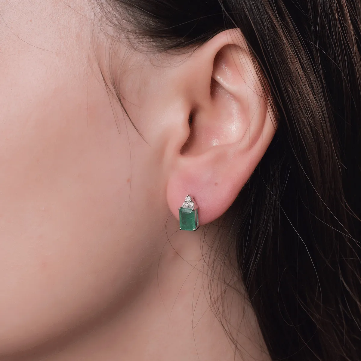 14K white gold earrings with 2.04ct emeralds and 0.13ct diamonds