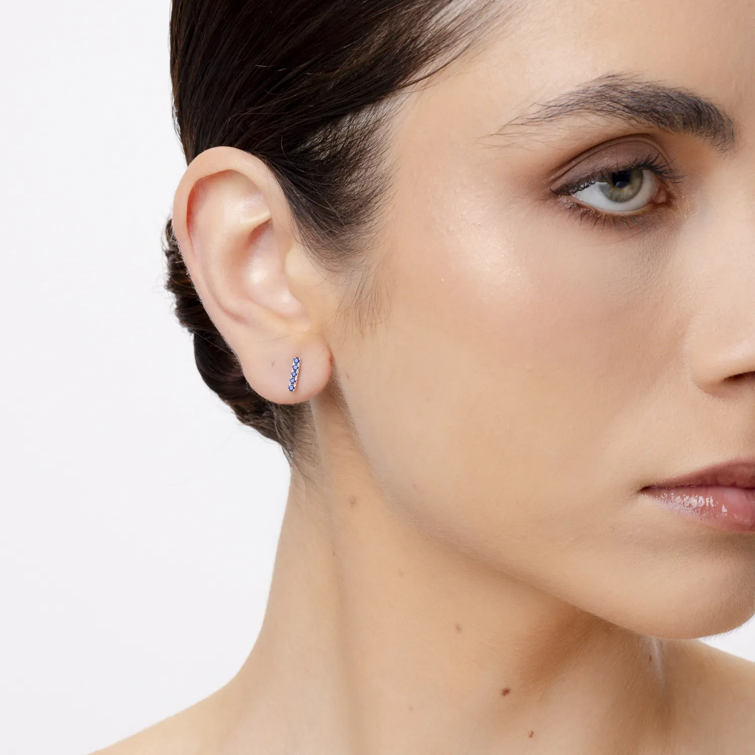 14K fehérarany fülbevaló 0.25ct zafírral