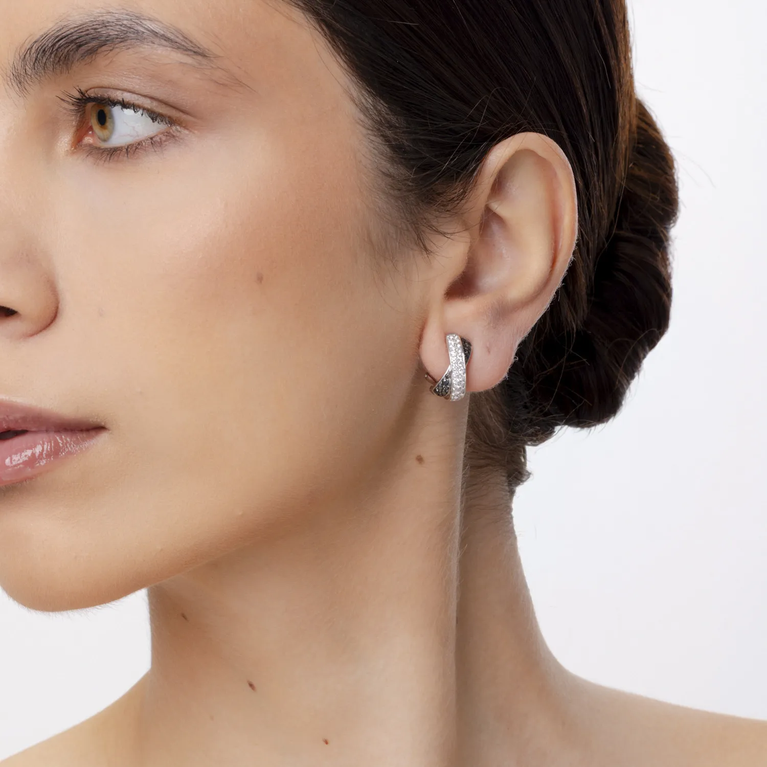 Fehérarany fülbevaló 0.78ct tiszta gyémántokkal és 0.41ct fekete gyémántokkal