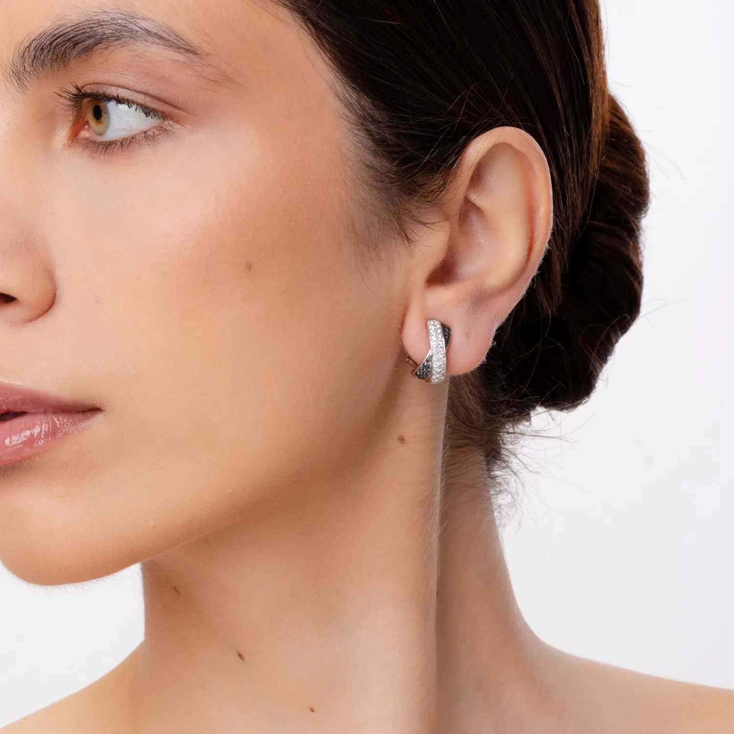 Cercei din aur alb cu diamante transparente de 0.78ct si diamante negre de 0.41ct