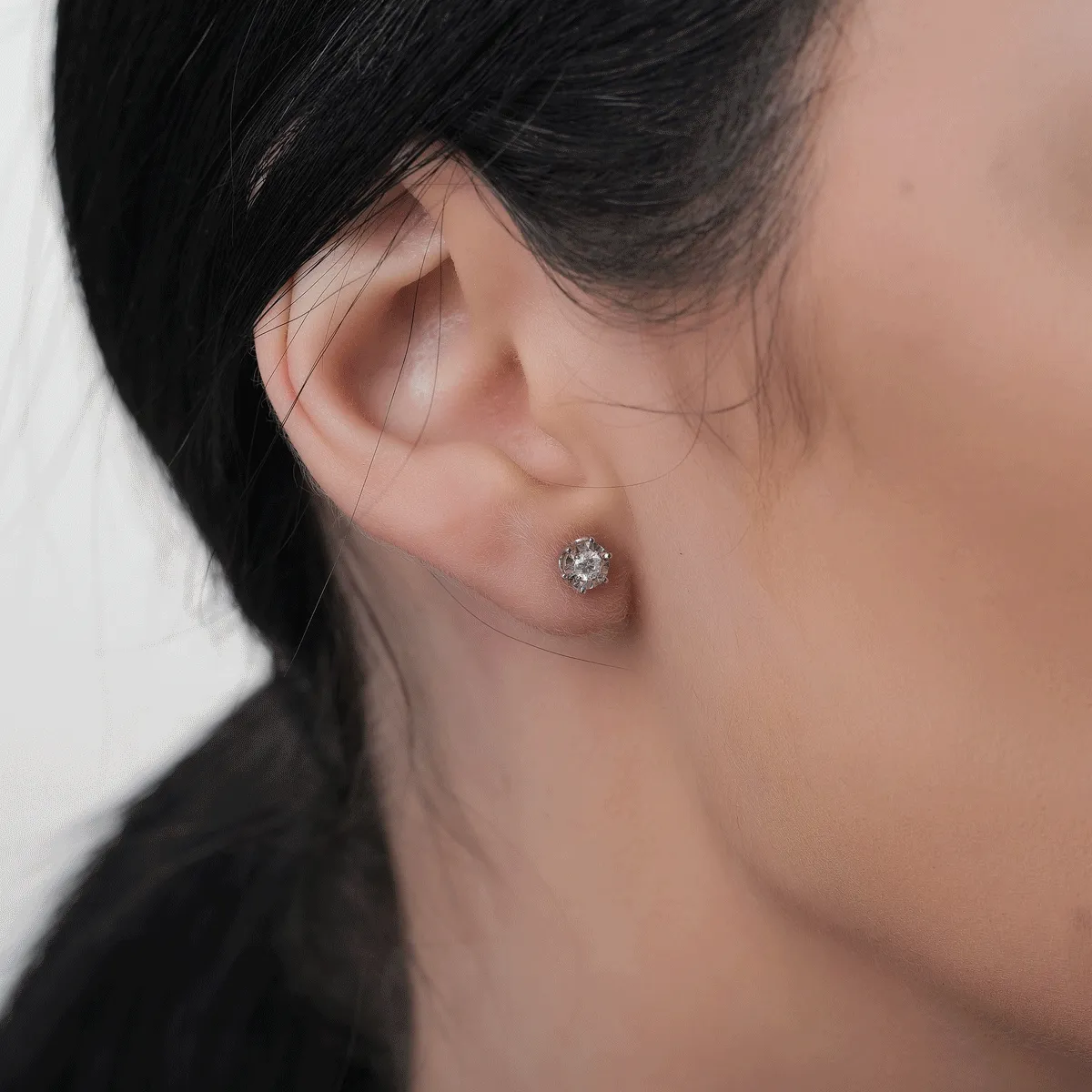 Cercei din aur alb cu diamante de 0.18ct