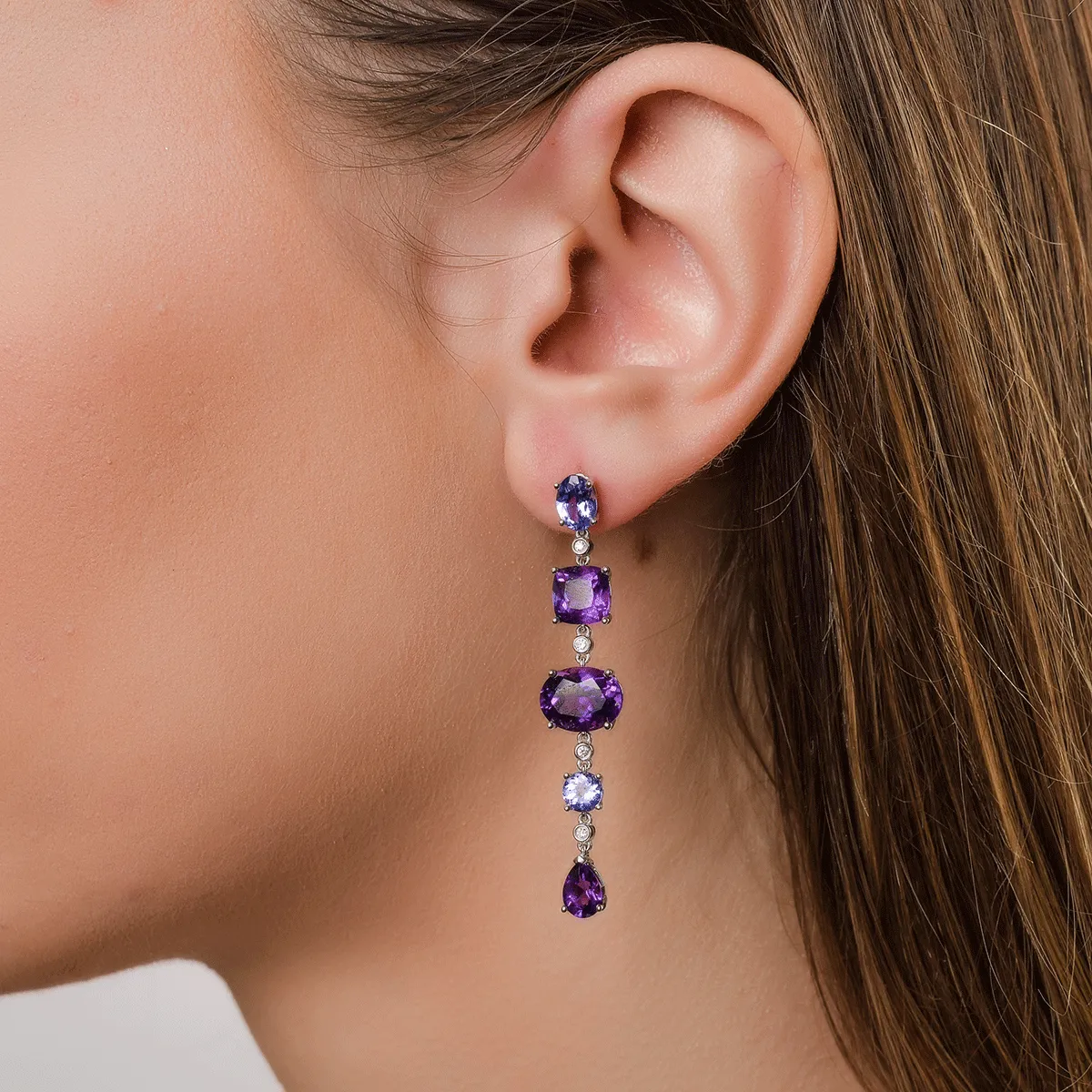 18K white gold earrings with 8.2ct amethysts and 1.7ct tanzanite