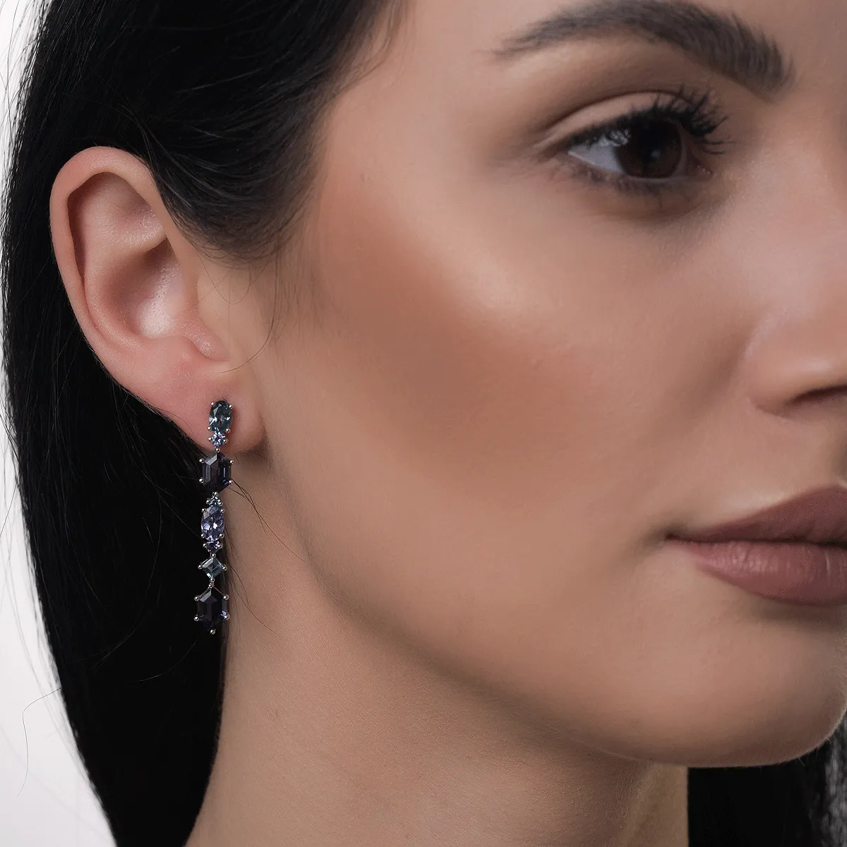18k fehér arany fülbevaló 6.1ct félpektromos kövekkel
