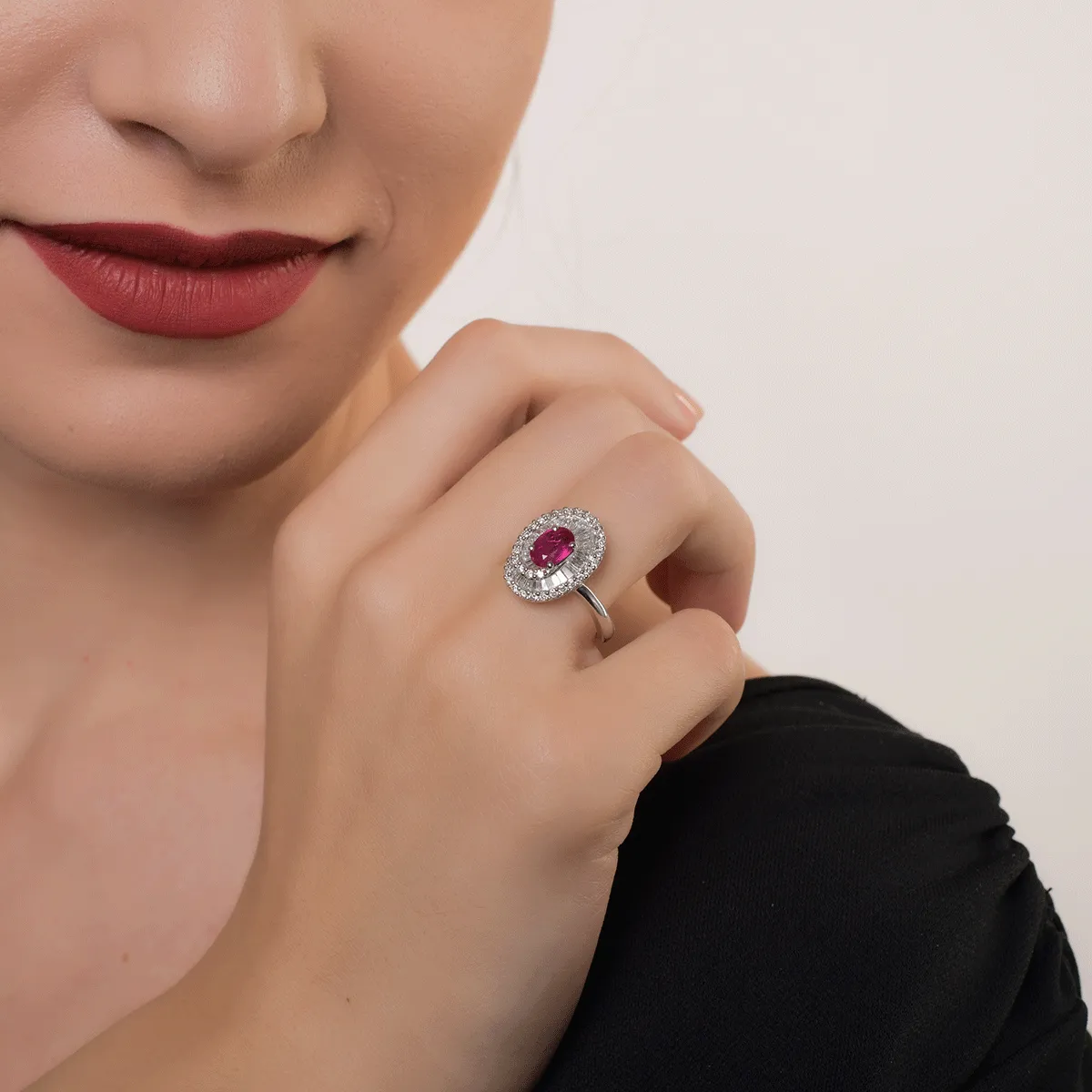 18K white gold ring with 1.02ct ruby ​​and 0.94ct diamonds