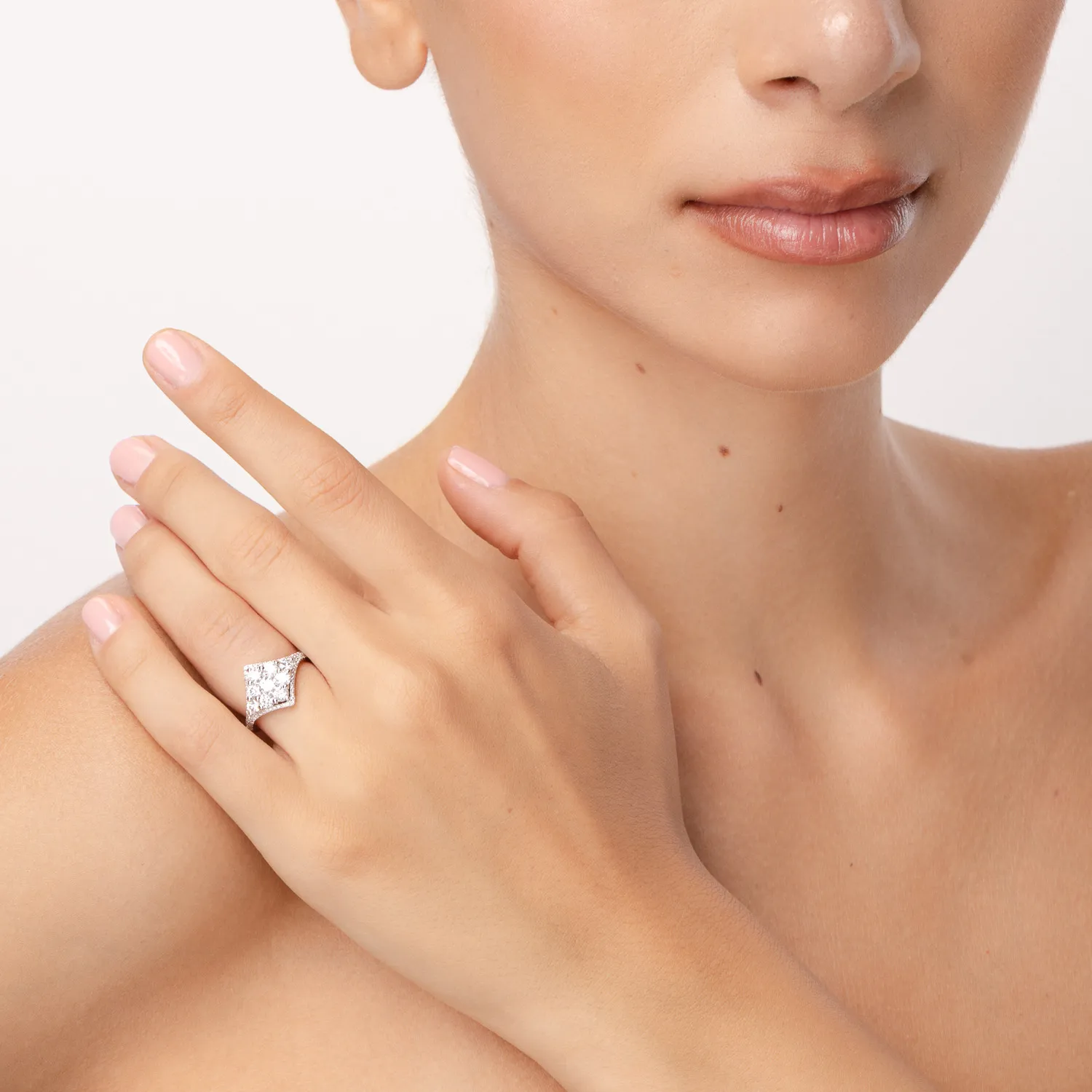 Pierścionek z 18K białego złota z 4.74ct diamentami