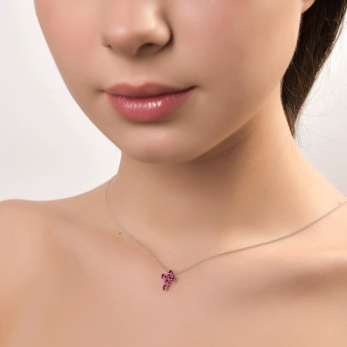 Lant cu pandantiv cruce din aur alb de 18K cu rubine de 0.72ct