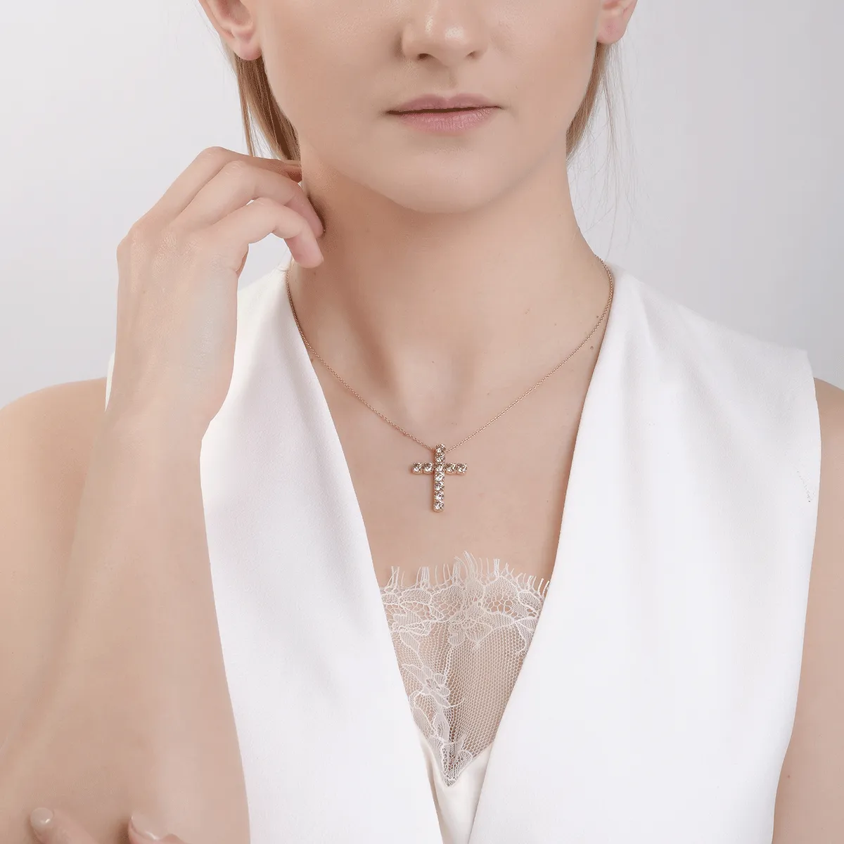 Lant cu pandantiv cruce din aur roz cu diamante maro de 2.85ct