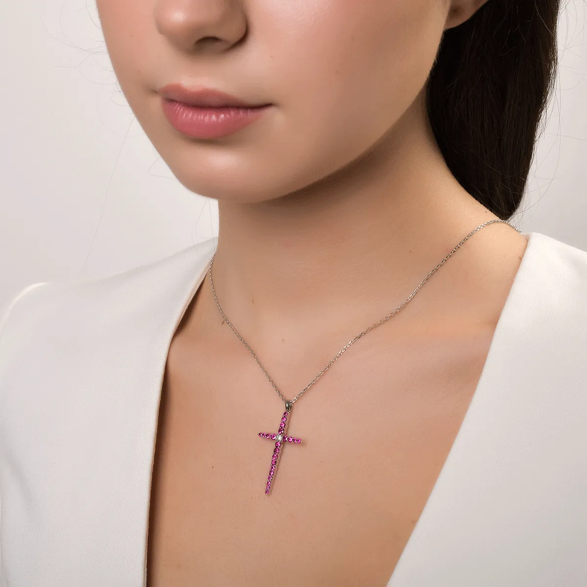 Lant cu pandantiv cruce din aur alb de 18K cu diamant de 0.09ct si rubine de 1.08ct