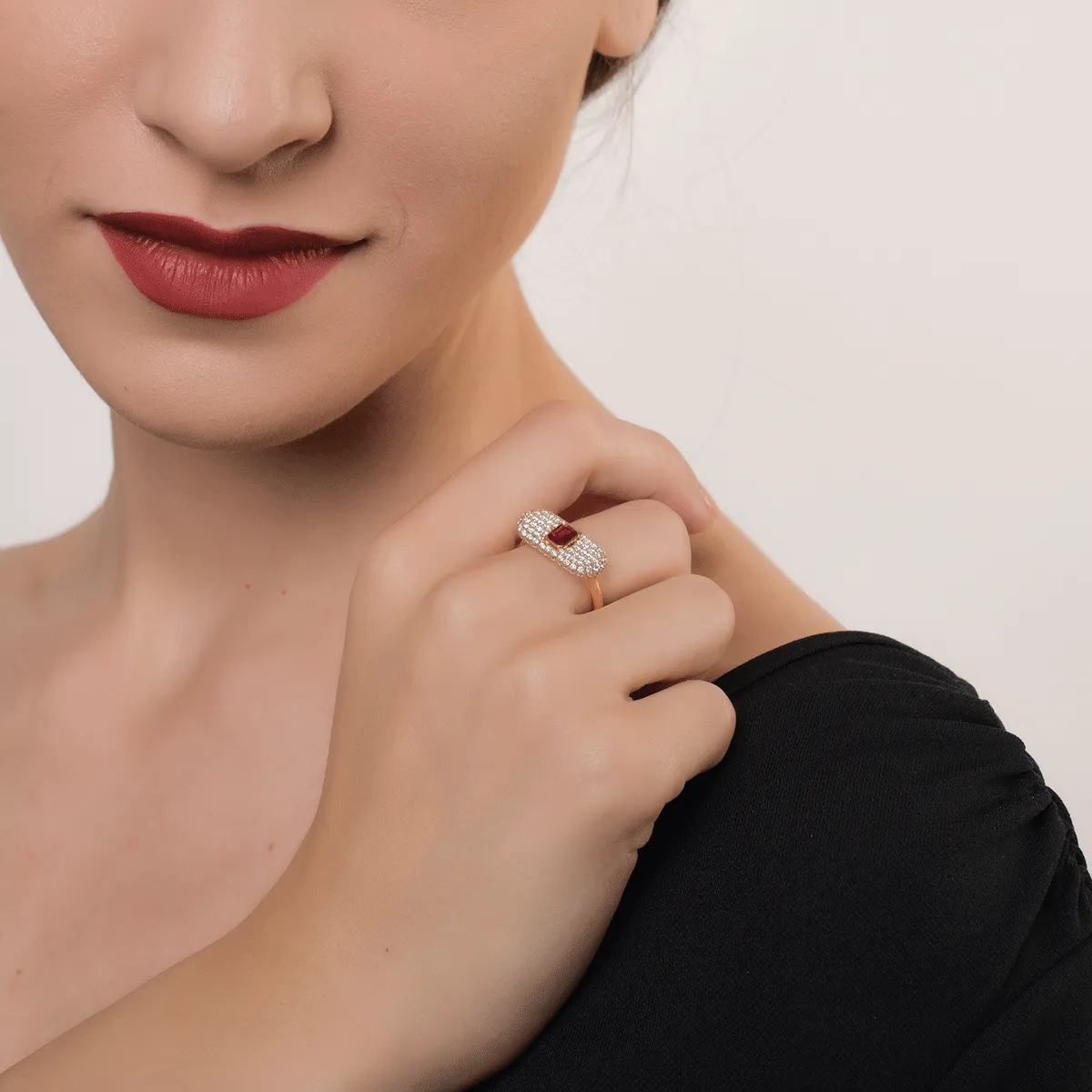 Pierścionek z 18K różowego złota z 0.41ct rubinem i 0.96ct diamentami