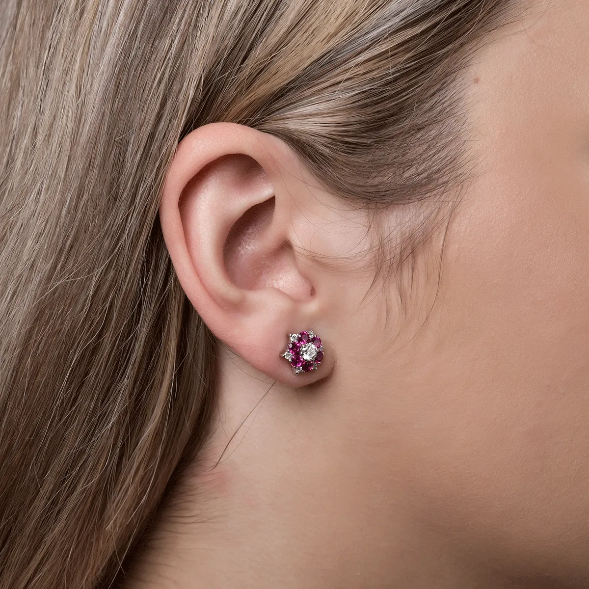 Kolczyki z białego złota z rubinami o masie 1.2ct i diamentami o masie 0.6ct