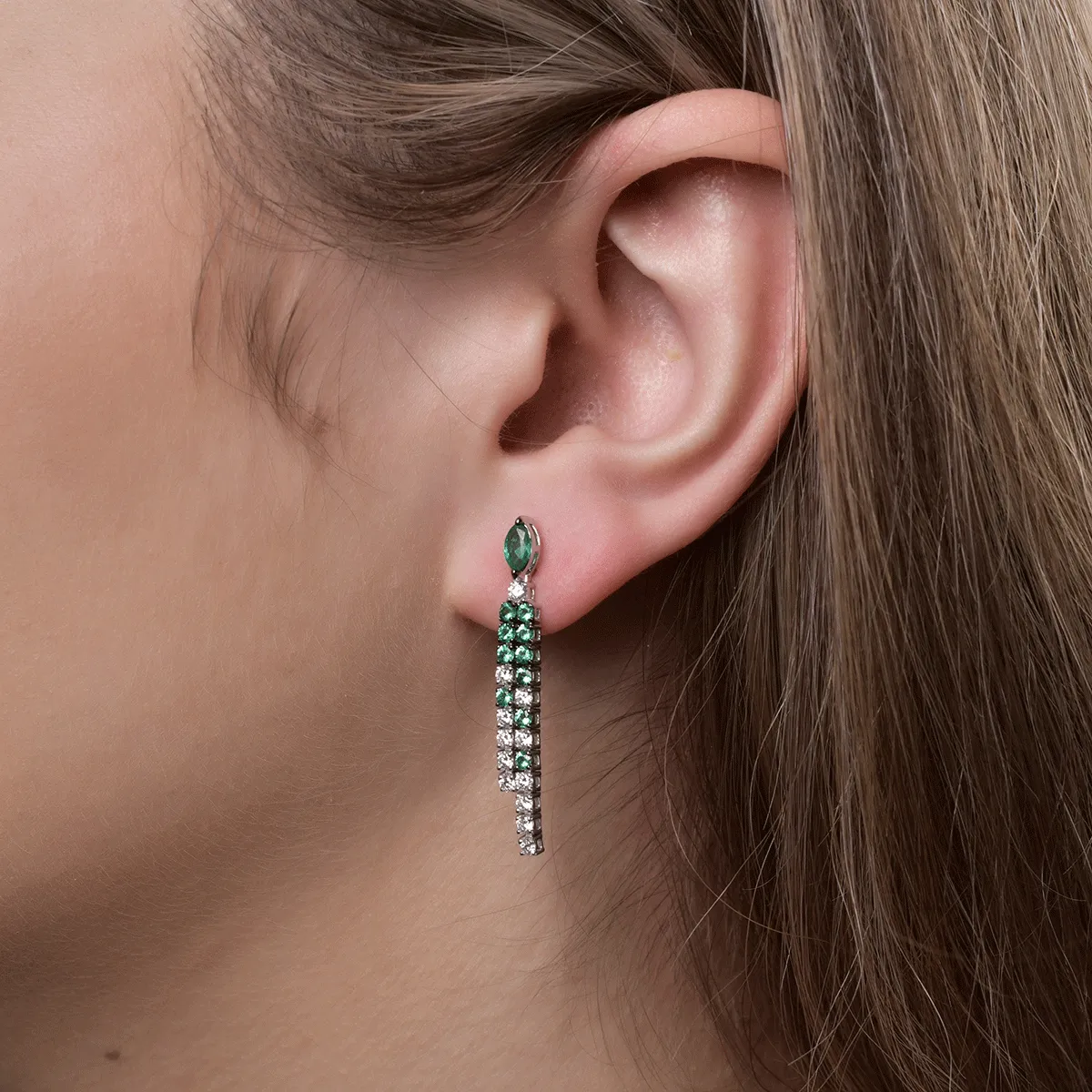White gold earrings with 0.9ct emeralds and 0.7ct diamonds