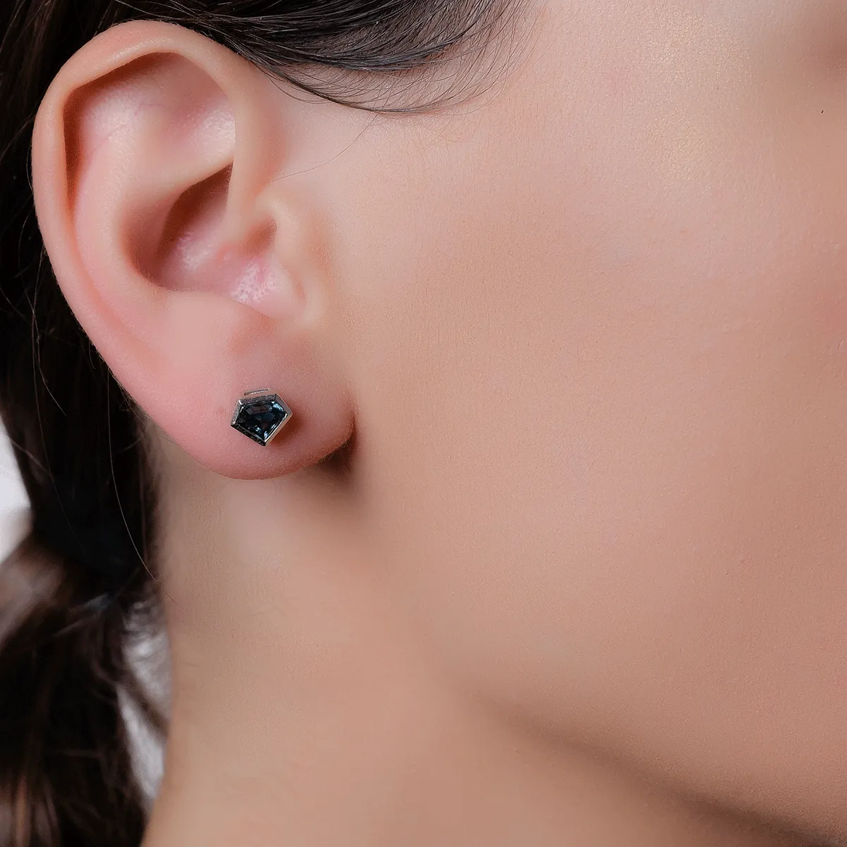 18K fehérarany fülbevaló 1.426ct londoni kék topázzal
