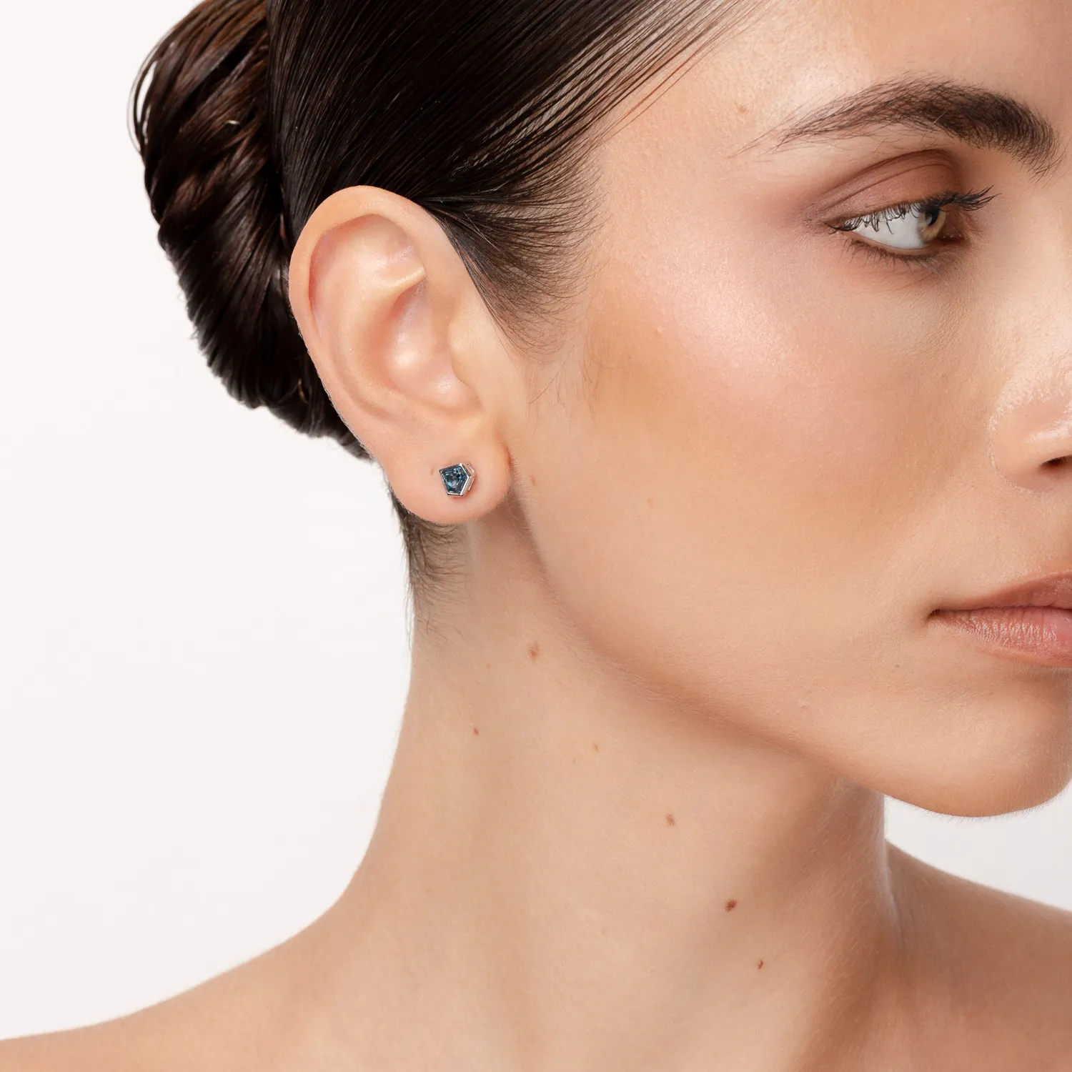 Kolczyki z 18K białego złota z 1,426ct londyńskim topazem
