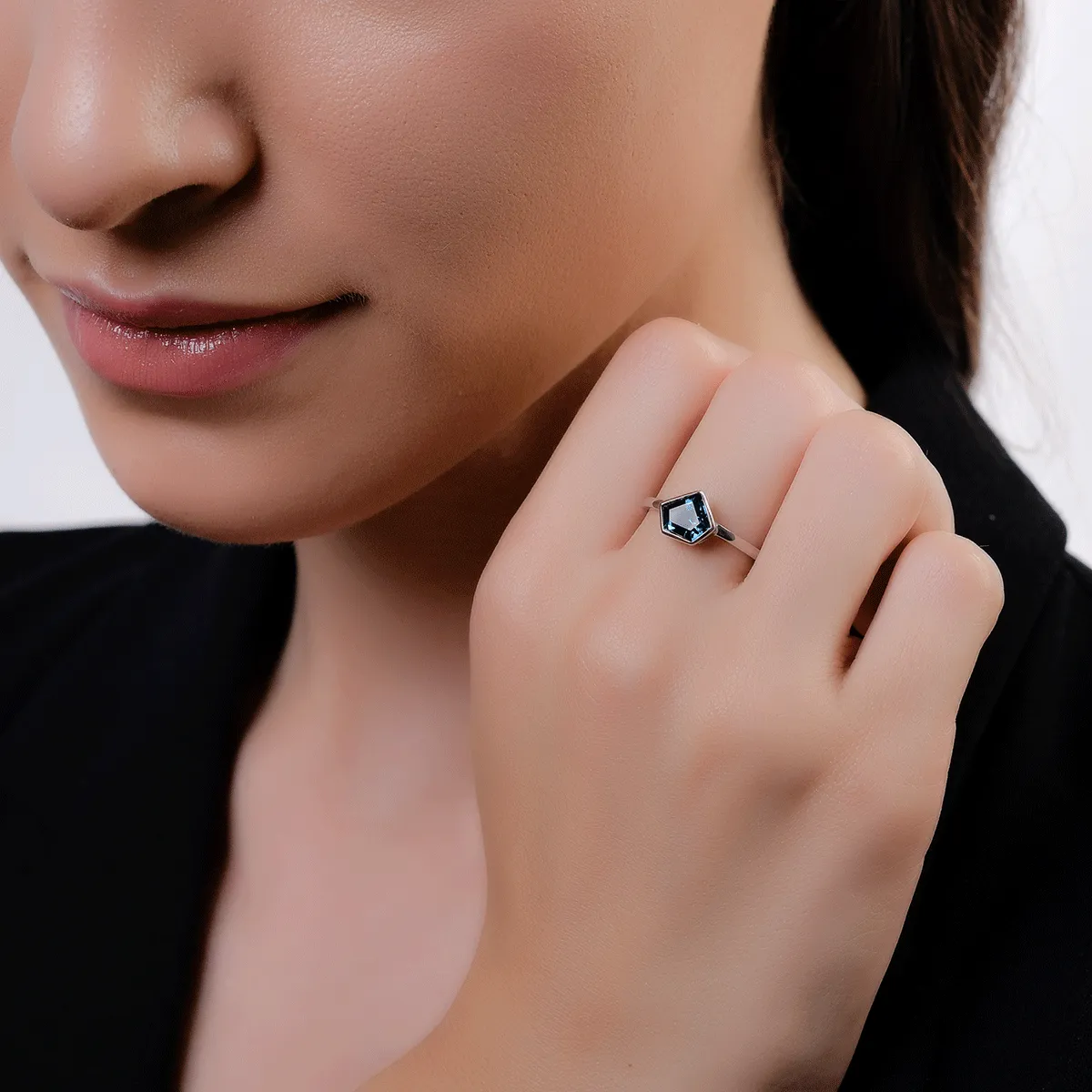Inel din aur alb cu topaz london blue de 1.6ct