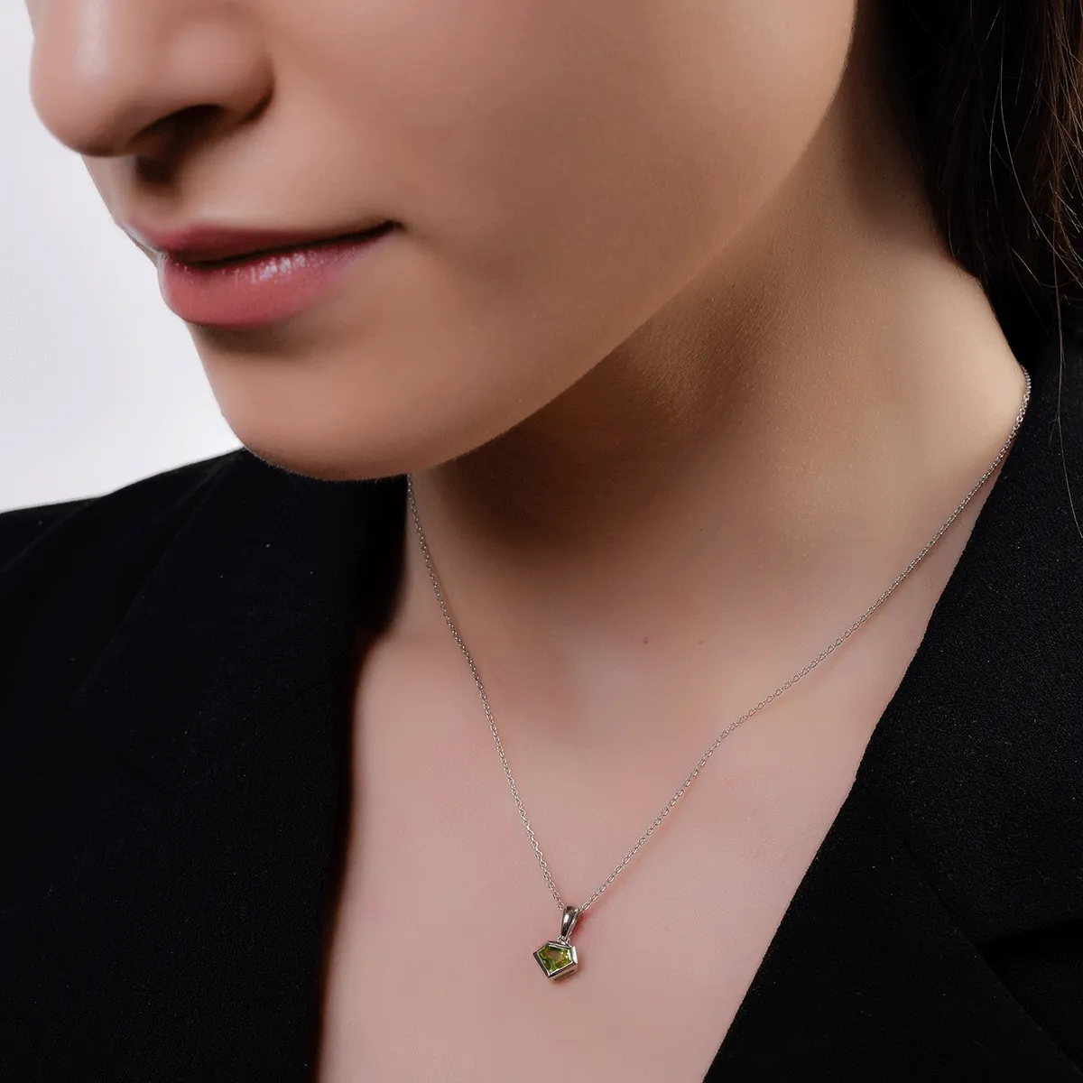 Pandantiv din aur alb de 18K cu peridot de 0.61ct
