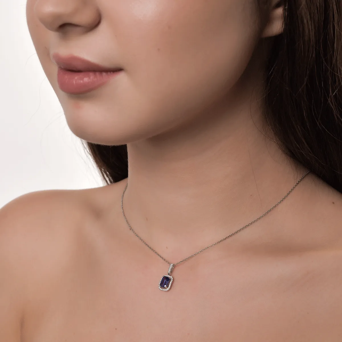 Pandantiv din aur alb cu tanzanit de 1.201ct si diamante de 0.095ct