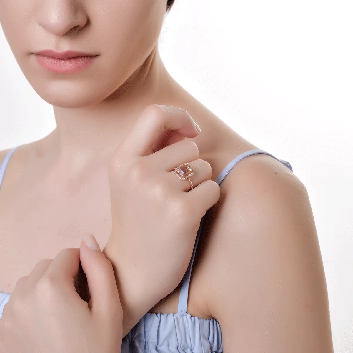 Pierścionek z 18K różowego złota, ametryn 2.3kr i diamenty 0.219kr