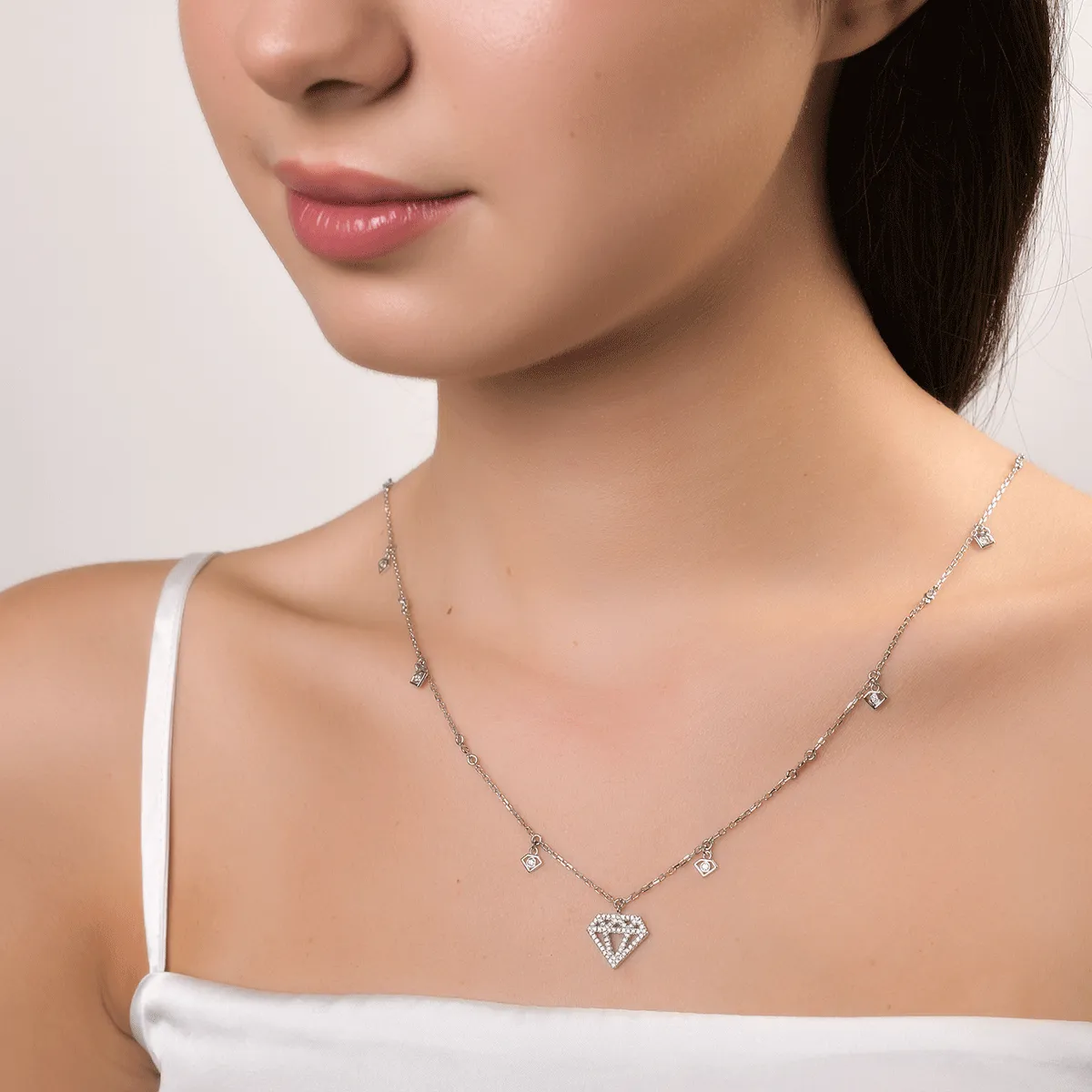 18K white gold necklace with 0.66ct diamonds