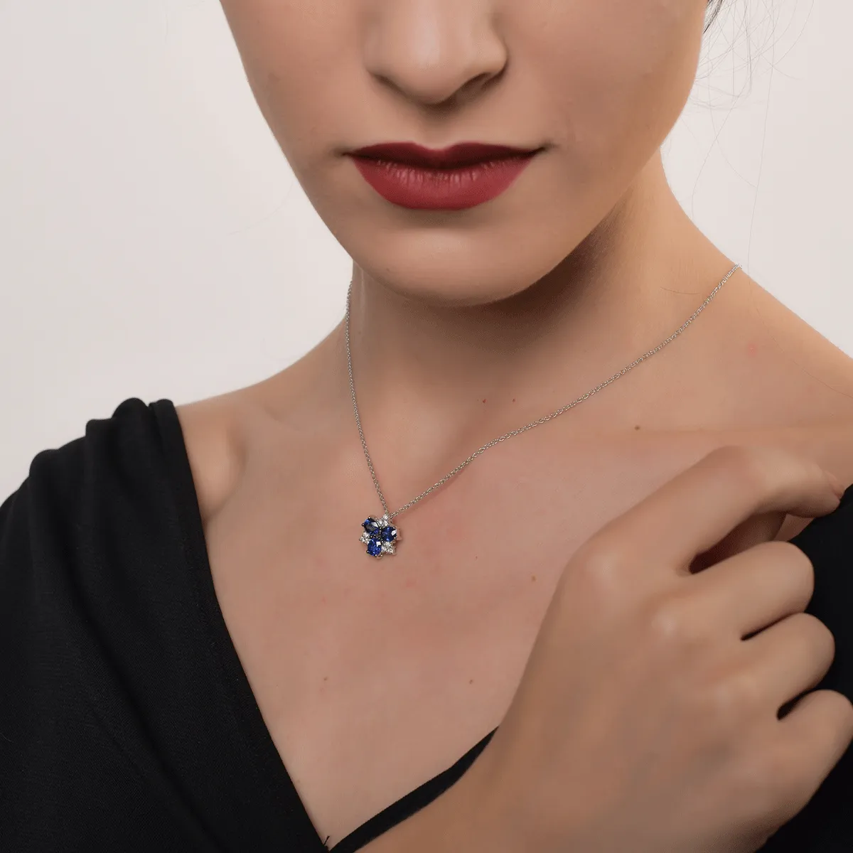 Lánc 18k-os fehér arany panda 1,65ct zafír és gyémánt 0.17ct