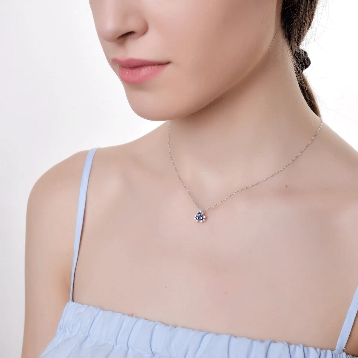 Lant cu pandantiv din aur alb de 18K cu safire de 0.3ct si diamante de 0.17ct
