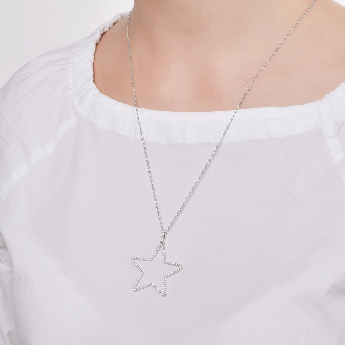 Naszyjnik w kształcie gwiazdki z białego złota z diamentami o masie 0.7ct