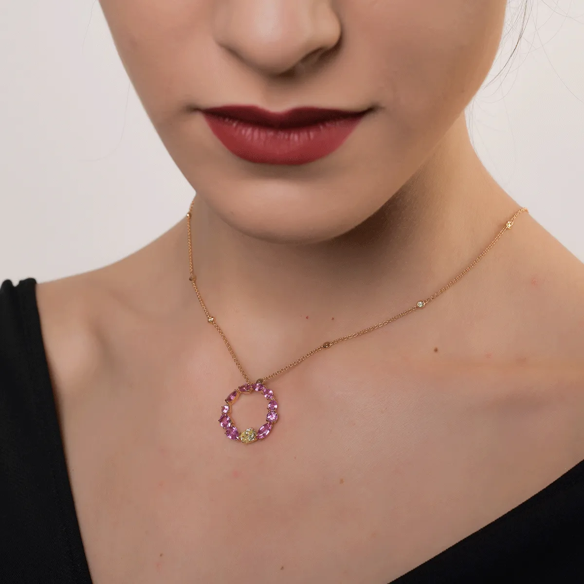 18K rose gold pendant necklace with 2.97ct sapphires and 0.82ct diamonds