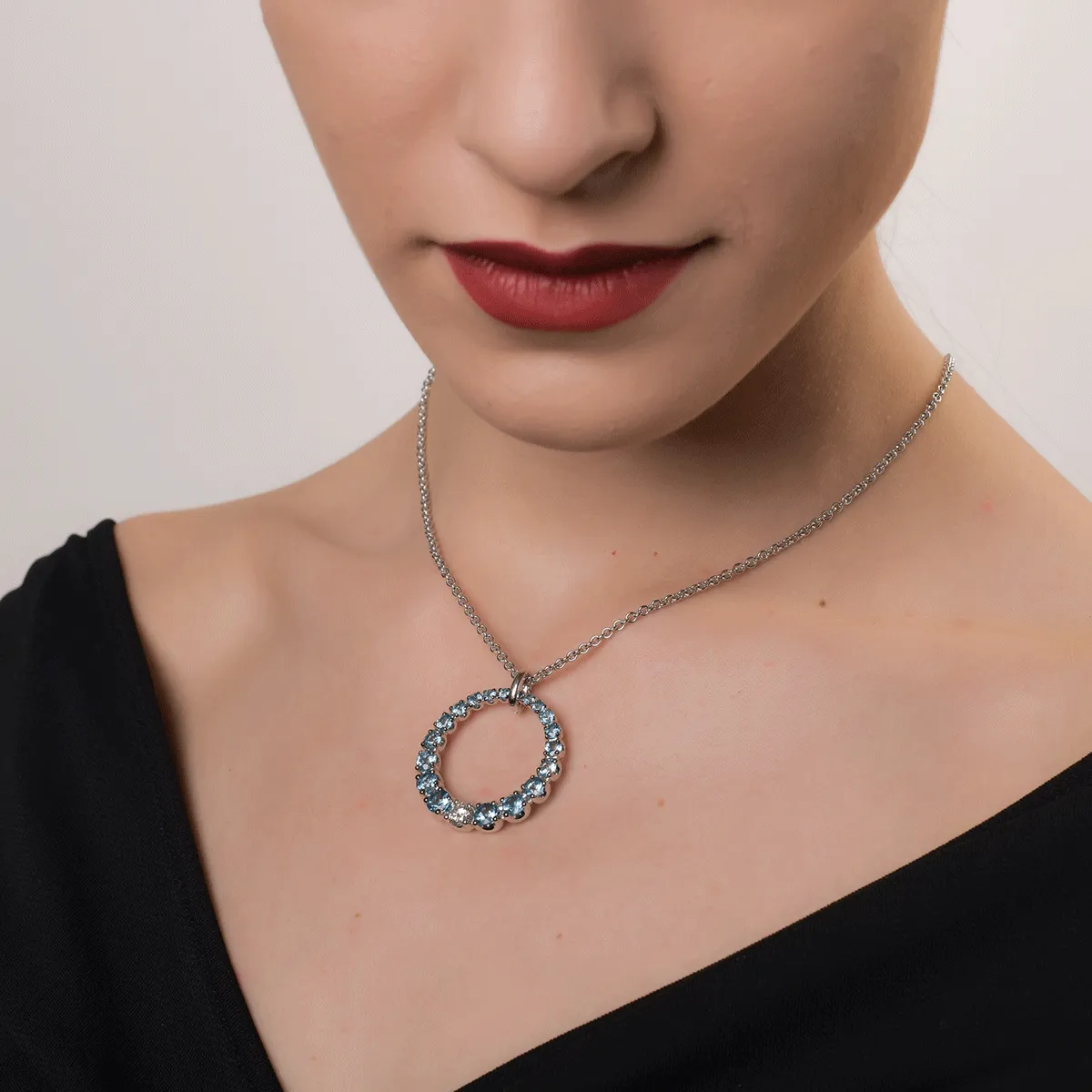 Lant cu pandantiv din aur alb de 18K cu diamant de 0.59ct si topaze albastre de 4.92ct