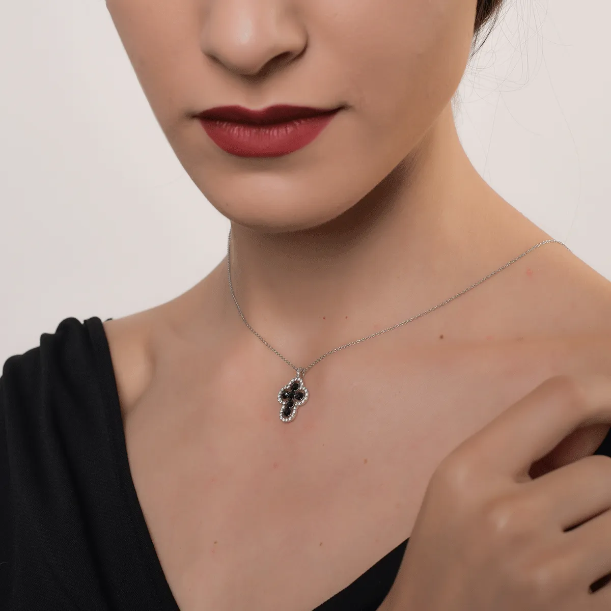 Lant cu pandantiv cruciulita din aur alb de 18K cu diamante negre de 0.88 si diamante transparente de 0.33ct