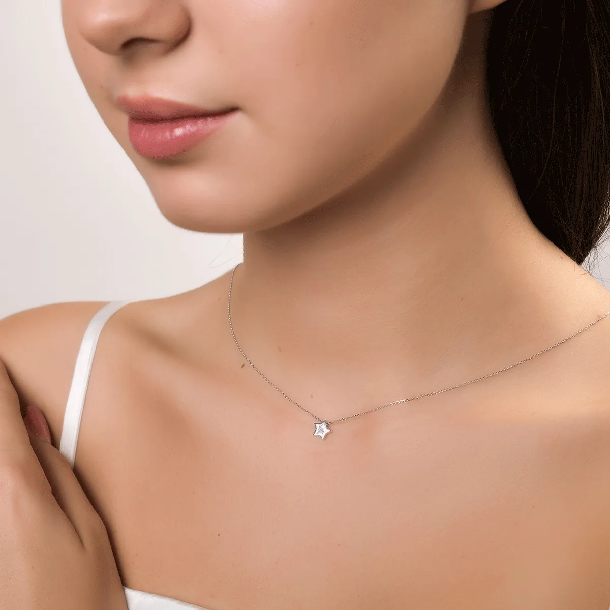 Lant cu pandantiv steluta din aur alb