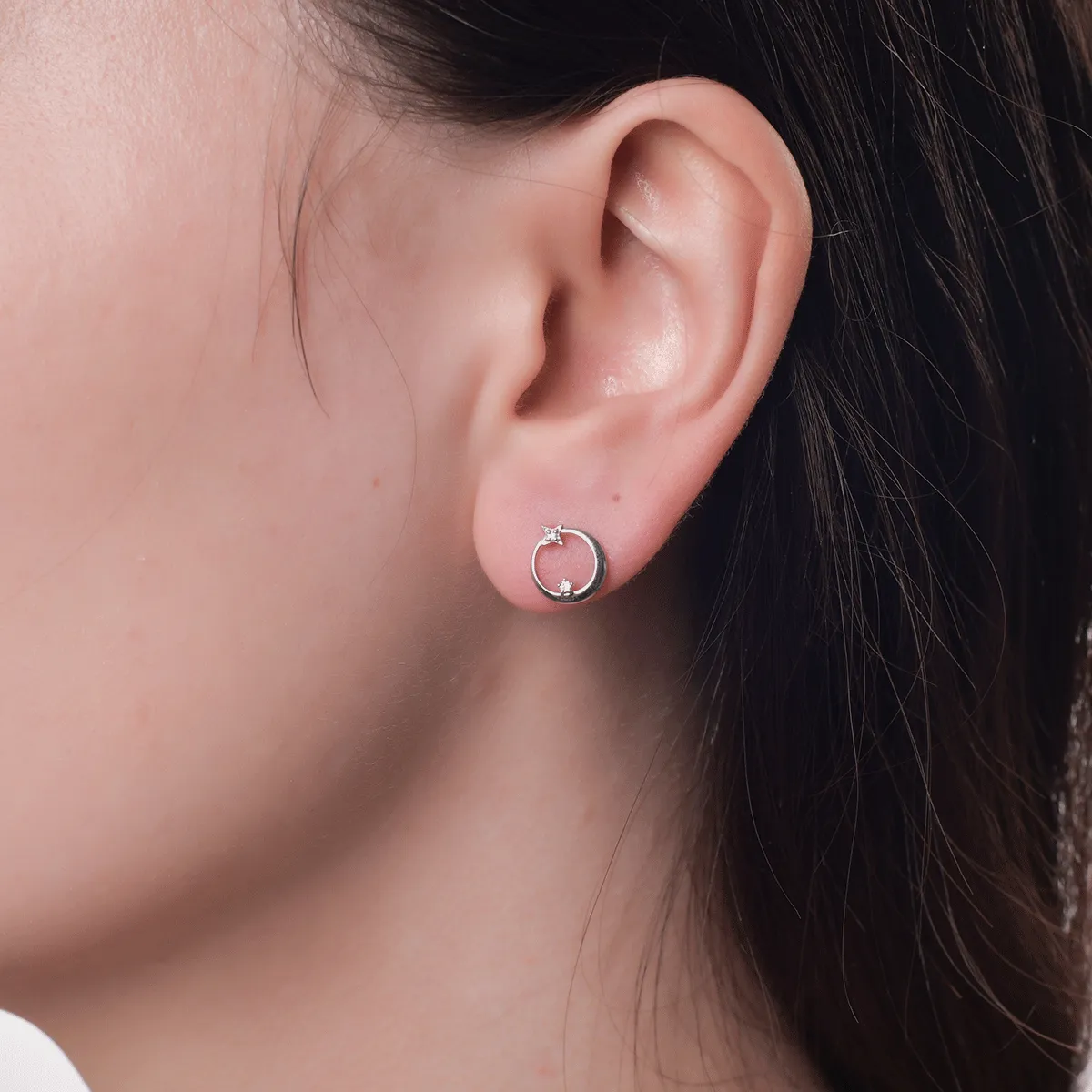 Cercei din aur alb cu diamante de 0.034ct