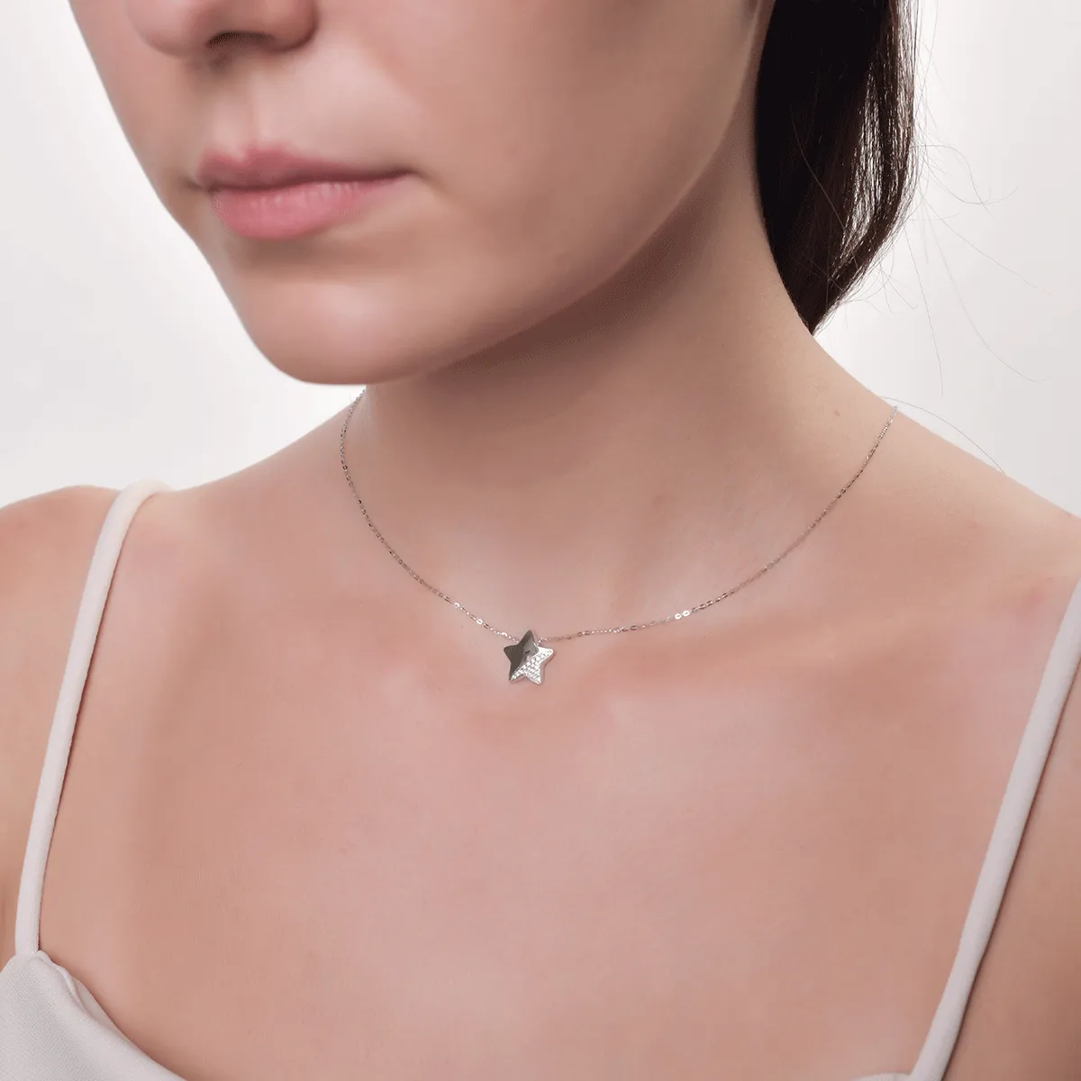 Łańcuszek z 18K białego złota, lazuryt (lapis-lazuli) 1.004kr i diamenty 0.08kr