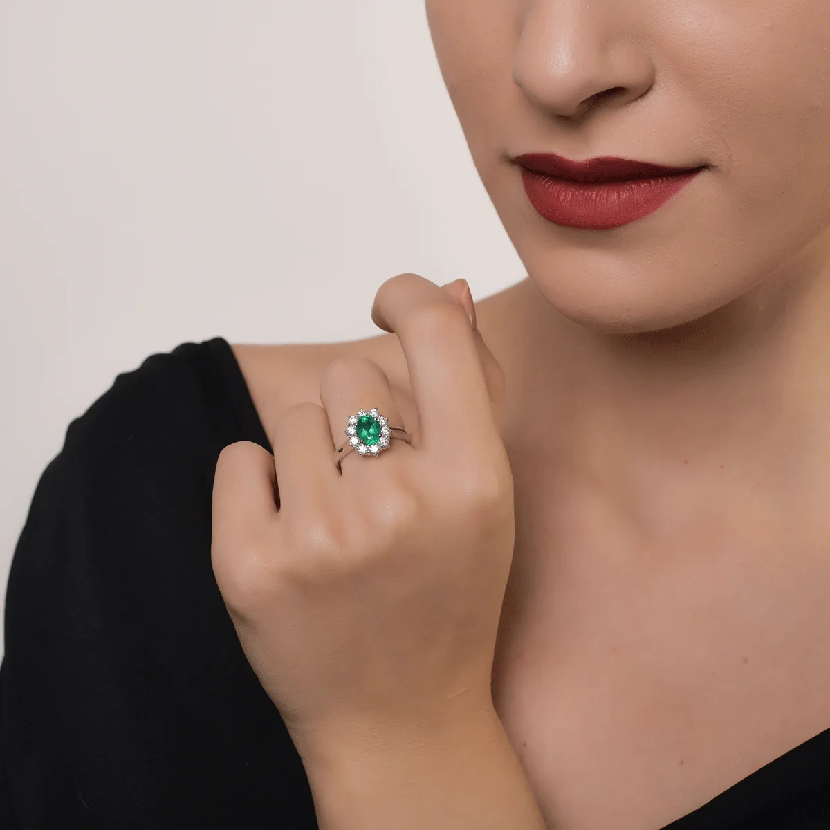 Inel din aur alb cu smarald oval de 1.09ct si diamante de 0.56ct