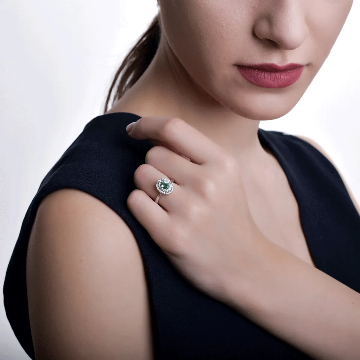 Inel din aur alb de 18Kct cu smarald de 0.3ct si diamante de 0.36ct